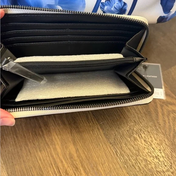 Vera Wang Floral Blue and White Handbag Set - Picture 5 of 10